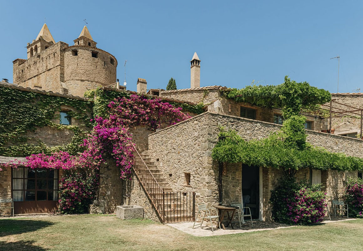 Villa mediterran aus Steinen mit Blumen
