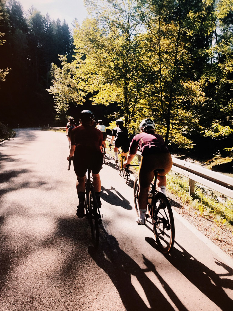 Frauen auf Rennrad fahren in der Gruppe Pass herunter