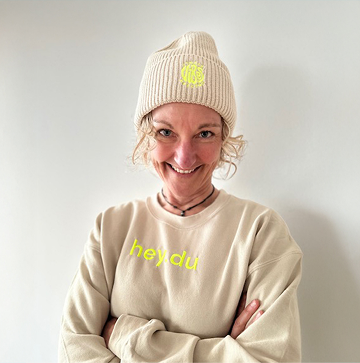 Nella, Vibes Marketing Managerin